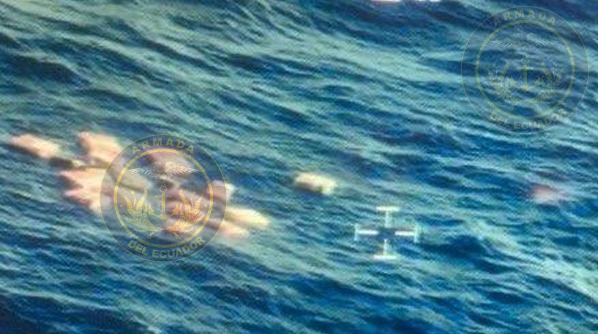 armada_ecuador's tweet photo. TERCER GOLPE AL NARCOTRÁFICO EN MENOS DE 72 HORAS

#Salinas| El lunes 28 de abril de 2025, en horas de la tarde, la @armada_ecuador  en operaciones de vigilancia y control en aguas jurisdiccionales ecuatorianas, logró el decomiso de aproximadamente 63 bultos de sustancias catalogadas sujetas a fiscalización (SCSF) que fueron arrojados al agua aproximadamente a 310MN de #Salinas por una embarcación menor que, al notar la presencia de la autoridad marítima procedieron arrojar las mismas al mar; las SCSF fueron recuperadas y serán puestas a ordenes de las autoridades pertinentes. 
El peso total del decomiso se dará a conocer una vez que la embarcación llegue al puerto designado para su inspección. 

La Armada del Ecuador con estas acciones, reafirma su compromiso con la patria de garantizar de forma permanente y constante la defensa incansable de la soberanía y la seguridad integral del Estado en los espacios acuáticos jurisdiccionales y de interés.
Estos 2 últimos golpes del fin de semana y el de este lunes 28 de abril, reafirman la más alta vocación de la Armada del Ecuador en el cumplimiento del deber, aportando a la seguridad del país, sumando aproximadamente un total de 7 toneladas.

#SiempreArumbo 
#ArmadaEcuatoriana 
#YoSoyNaval 
#militares 
#UnSoloEcuador
#EcuadorUnaSolaFuerza