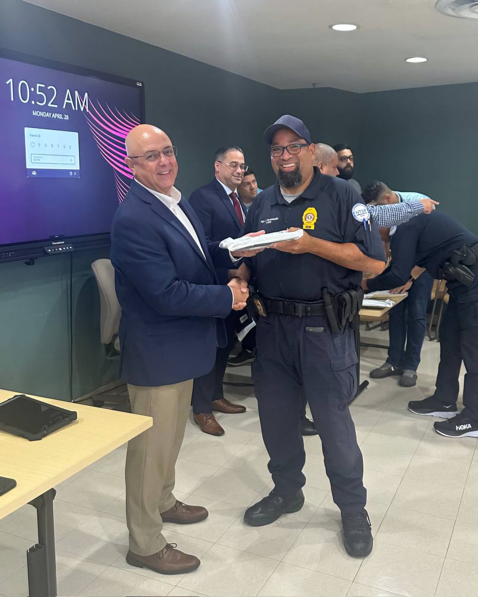 Junta Reglamentadora Servicio Público (@juntajrsp) on Twitter photo Como parte de las iniciativas para optimizar las funciones de los inspectores del <a href="/NTSPpr/">Negociado de Transporte y otros Servicios Públicos</a>, el presidente, Jaime Lafuente junto con los comisionados entregaron nuevas tabletas electrónicas que ayudarán a agilizar la labor que realizan.
<a href="/lafortalezadepr/">La Fortaleza</a> Como parte de las iniciativas para optimizar las funciones de los inspectores del <a href="/NTSPpr/">Negociado de Transporte y otros Servicios Públicos</a>, el presidente, Jaime Lafuente junto con los comisionados entregaron nuevas tabletas electrónicas que ayudarán a agilizar la labor que realizan.
<a href="/lafortalezadepr/">La Fortaleza</a>