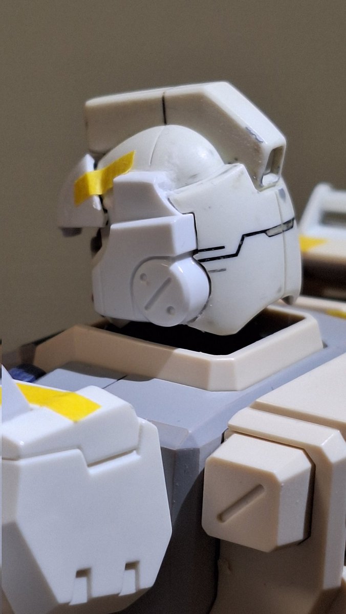 takezou2955's tweet image. オリジナル陸戦ガンダムを制作中。少しずつO.Y.W.頭も陸戦寄りに...
左側面だけを陸戦ガンダムのモノに変更。ボディーに合わせ、更にアシンメトリーな印象にさせました。
スリッパも長さは変えず、爪先の形状をプラ板にて変更。脚は前回より左右入れ換えました。こちらは武器を持った時の印象の問題。