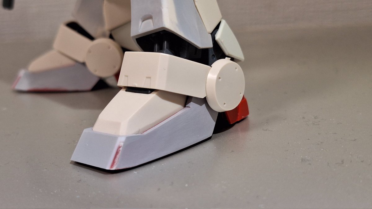 takezou2955's tweet image. オリジナル陸戦ガンダムを制作中。少しずつO.Y.W.頭も陸戦寄りに...
左側面だけを陸戦ガンダムのモノに変更。ボディーに合わせ、更にアシンメトリーな印象にさせました。
スリッパも長さは変えず、爪先の形状をプラ板にて変更。脚は前回より左右入れ換えました。こちらは武器を持った時の印象の問題。