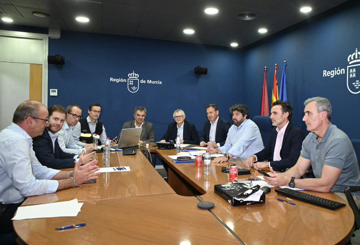 Fernando López Miras (@lopezmirasf) on Twitter photo Está siendo una jornada complicada pero, afortunadamente, se va restableciendo poco a poco el servicio.
Todos los hospitales de la #RegióndeMurcia tienen ya suministro eléctrico.
Continuamos el seguimiento de la situación en el Centro de Coordinación <a href="/112rmurcia/">112 Región de Murcia</a>. Está siendo una jornada complicada pero, afortunadamente, se va restableciendo poco a poco el servicio.
Todos los hospitales de la #RegióndeMurcia tienen ya suministro eléctrico.
Continuamos el seguimiento de la situación en el Centro de Coordinación <a href="/112rmurcia/">112 Región de Murcia</a>.