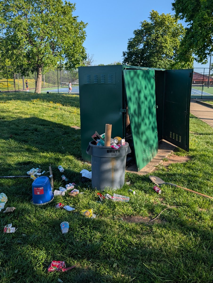 ChelseyDC's tweet image. Hi @311DCgov! Overflowing trash and broken light box at Fort Lincoln Ball Fields ⚾
@CMZParker5 @DCDPR @DCDGS