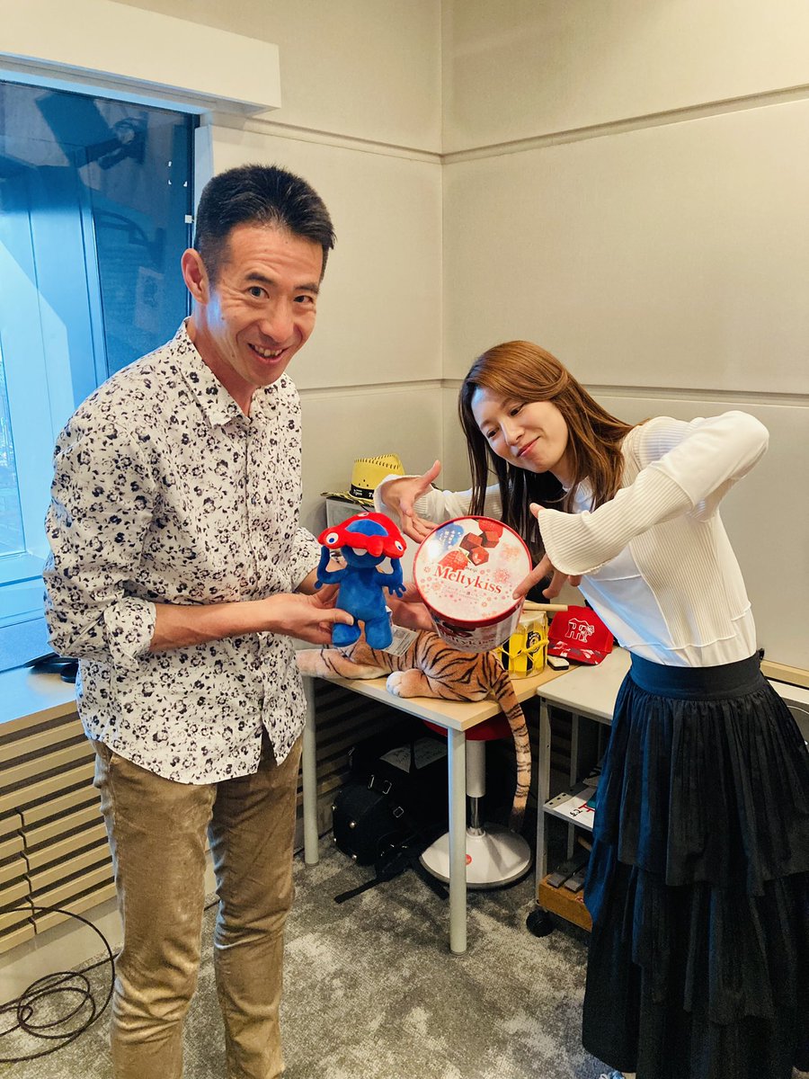 ohapaso's tweet image. 4月29日(火) #おはパソ
おはようございます☀️

今日は祝日「昭和の日」ということで
藤崎健一郎アナが担当です🏃

8時台はクレーンゲームのプロに
お話しを伺います👂
昨日クレーンゲームにチャレンジした
藤崎アナがゲットした商品とともに📸

#ABCラジオ #藤崎健一郎 #板垣菜津美