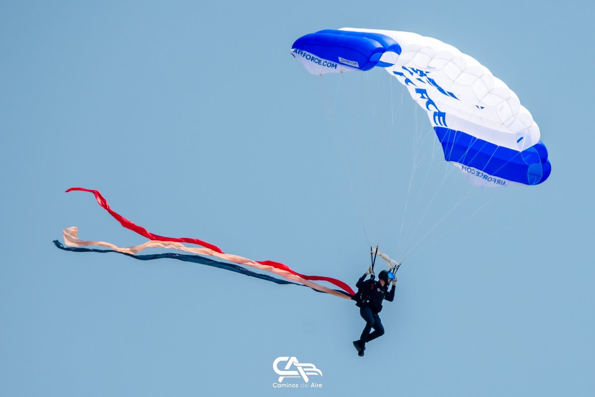 SinReservasInfo's tweet photo. WINGS OF BLUE DE LA USAF, EN EL ESPECTÁCULO AÉREO DE LA #FAMEX2025.

➡ https://t.co/0iZeUNxzi0

#CaminosdelAire #Noticias #Aviación #Defensa #FAMEX #WingsOfBlue #UnitedStates #USAF #USAFParachuteTeam #México #Brasil #ConnectingTheFuture #OliverValadez @FAMEXTweet https://t.co/UnwL3sxmCk