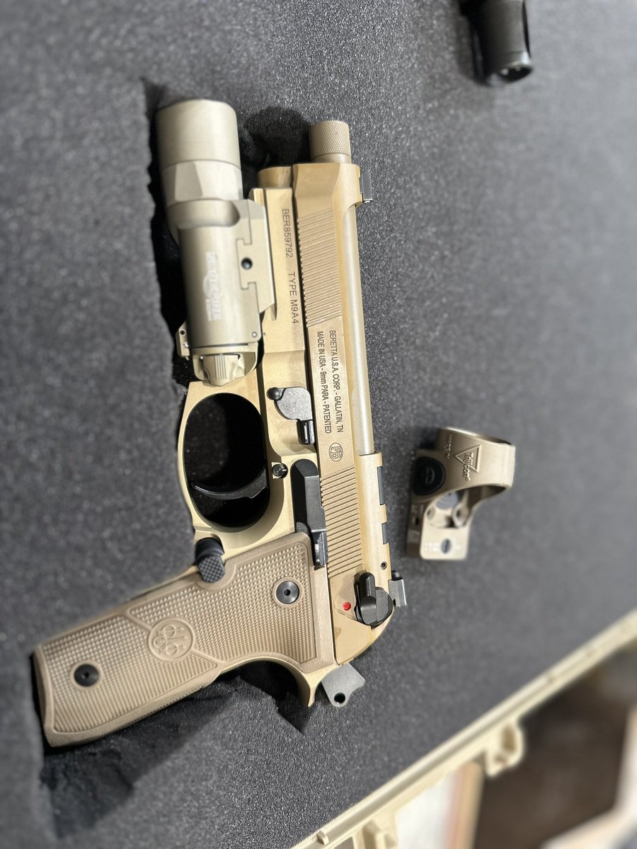 McBluri's tweet photo. Daniel Defense MK18 
Beretta M9A4 Centurion (still waiting on the optics plate)
#secondamendment #guns #firearms #Trump https://t.co/kRuH3riEvP