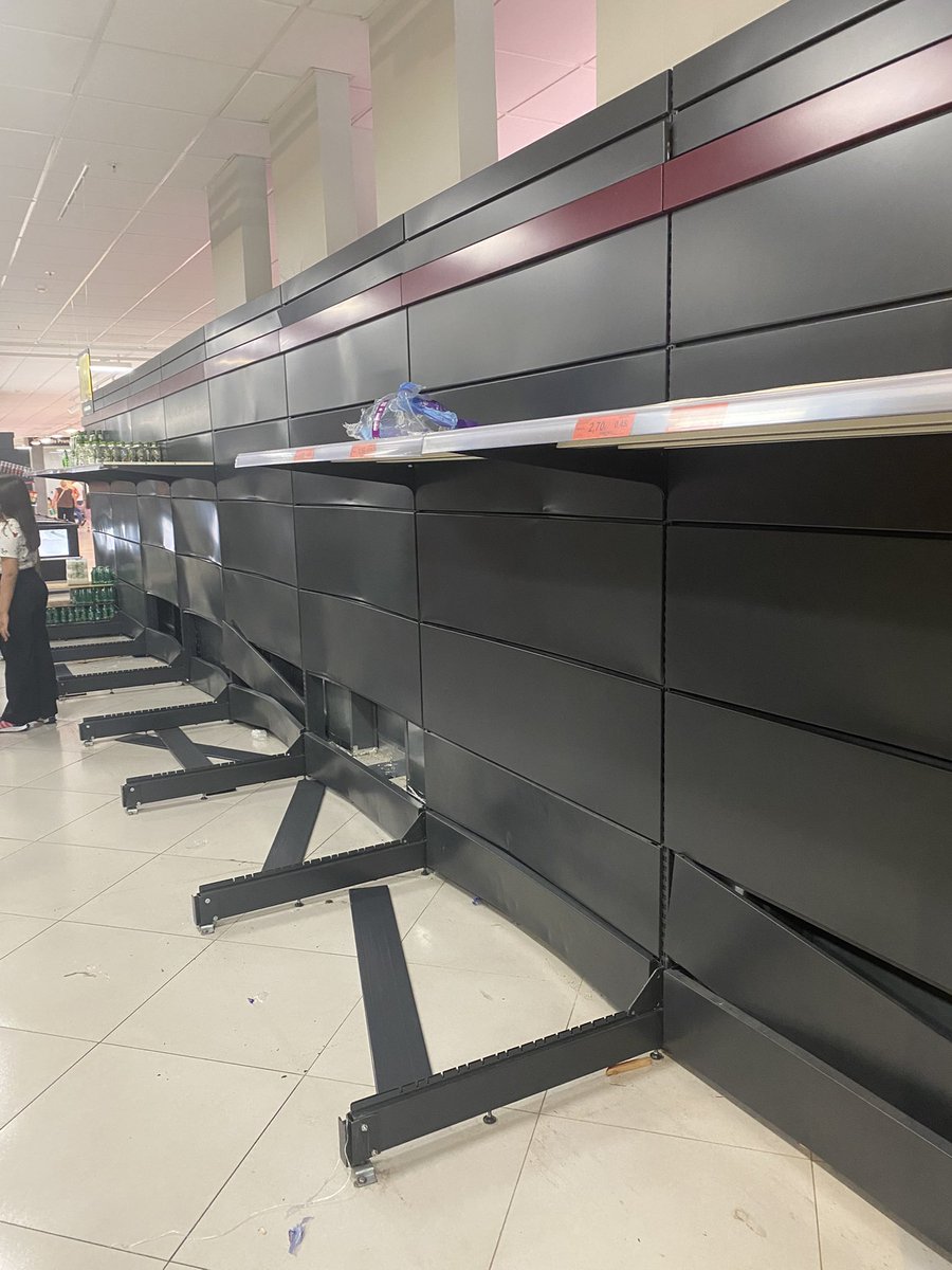 brunapixie's tweet photo. *Corte geral da luz*

O Mercadona passadas 2H: https://t.co/zfSsUXnZgb