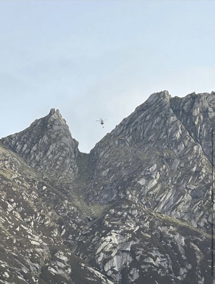 arranMRT's tweet image. ❌CALLOUT❌ 28/4/25
A hill walker who had taken unwell at the witches step.
Due to the potentially serious nature helicopter support was requested and 199 from Prestwick attended and winched the casualty from the hill.
#ScottishMR #isleofarran #stjohnscotland #policescotland