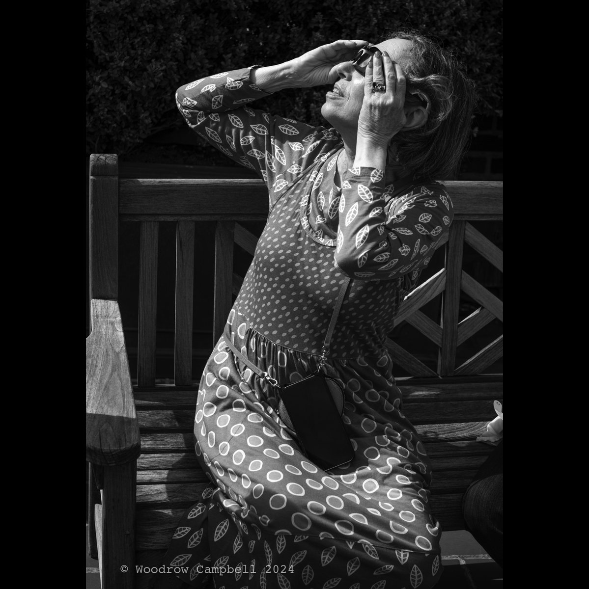 Woody_Campbell's tweet image. Looking back to last year:  The world pauses midday in Manhattan.  She squints through eclipse glasses as the sun falters above.
Day 5,291 of one photograph every day for the rest of my life.
#solareclipse2024 #manhattaneclipse #leicamonochrom #streetphotography #lookuptotheskies