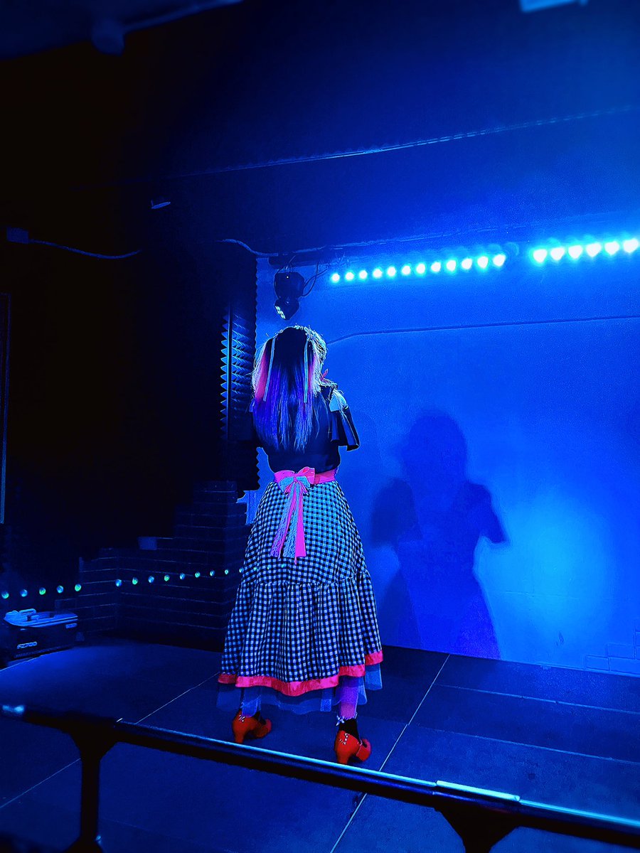 DynamiteChicoco's tweet image. 昨日のかふぇちゅーで、ライブ中のお写真ないとのことだったので疾走感と躍動感のないにゃこちゃんお写真見つけました🩷
ふちゅくちい…😭✨✨

#おばドル
#OverAge