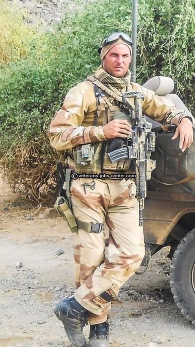 Fs_francaises_'s tweet photo. Le 29 avril 2013, Stéphane Duval du 1er RPIMa a trouvé la mort dans le nord du Mali, le véhicule dans lequel il circulait ayant sauté sur un engin explosif provoquant son décès.

Âgé de 32 ans, Stéphane Duval était marié et père de deux enfants.

Ne jamais oublier. 🖤 https://t.co/bUC6q24LRR