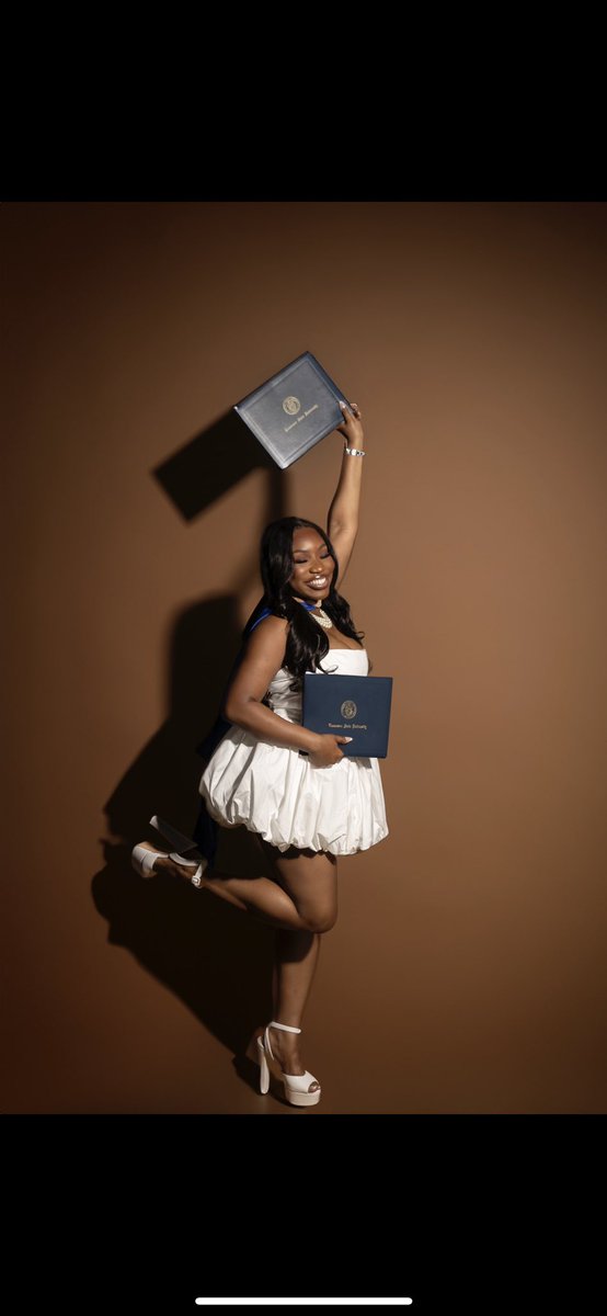 lexclark_'s tweet photo. MBA. 🎓💙 https://t.co/vrWOn3OOPs
