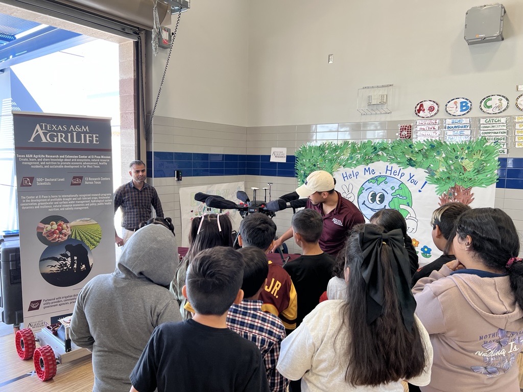 AgriLifeElPaso's tweet photo. @sspalmate , Eric Luera, and Deen Dayal celebrated Earth Day with the Vista Del Sol Environmental Science Academy on Friday, April 25, 2025.

This event aimed to inspire and engage students in the importance of environmental stewardship and sustainability. https://t.co/lxKBzyn8Yz