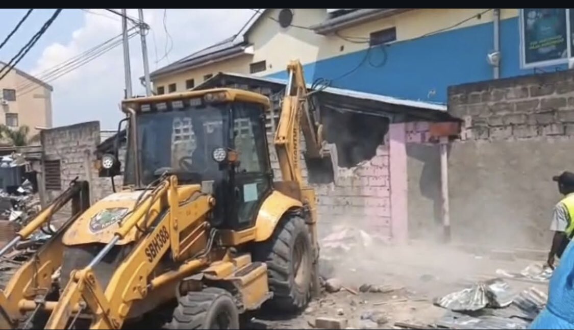 _new_image's tweet photo. *FLASH | Kinshasa frappe fort à Kintambo !*
*Opération coup de balai à la gare ONATRA de Kintambo Magasin ! Sur ordre de l’Hôtel de ville, les constructions anarchiques ont été rasées sans ménagement pour récupérer cet espace public. L’État reprend ses droits #Kinshasa #Kintambo https://t.co/7xEr6QIQNo