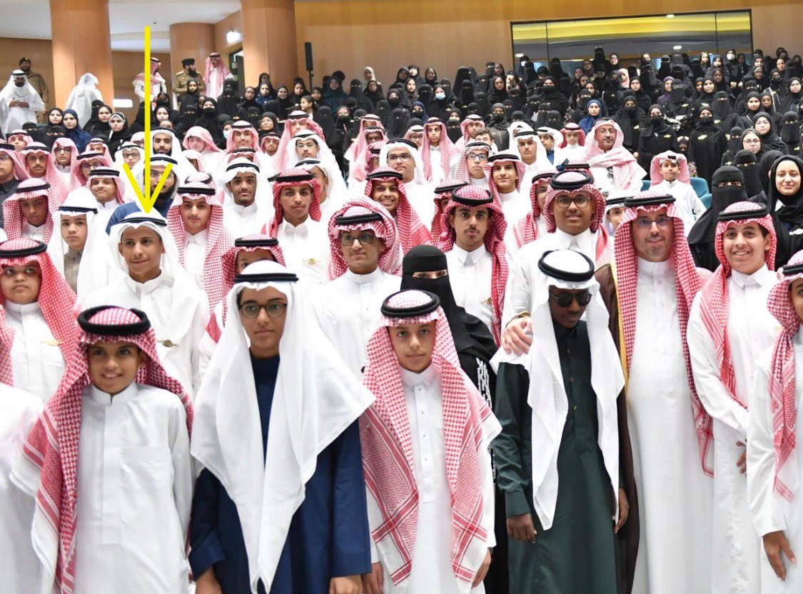 Yah84H's tweet photo. بفضل الله، تكرم ابني الغالي أنس كسفير من سفراء التفوق على مستوى جدة.
لحظة عظيمة تختصر سنوات من الجهد والطموح.
فخور بك يا أنس، وماضٍ بإذن الله نحو آفاق أعلى بإصرارك وتميزك.
#سفراء_التفوق #تعليم_جدة https://t.co/1GcB8k95Oz