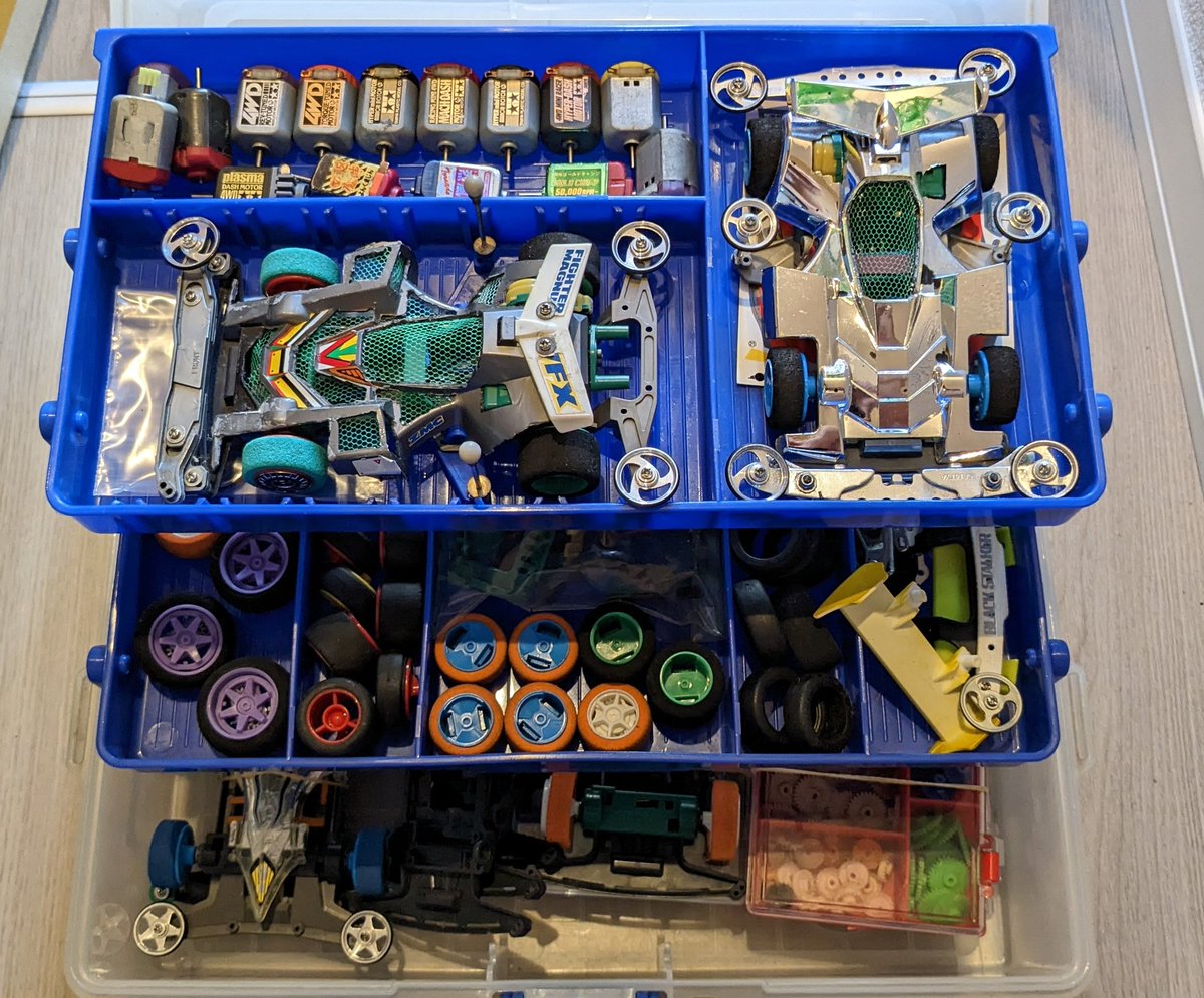 レーサーズボックス持っててフルベアリング、予備多数