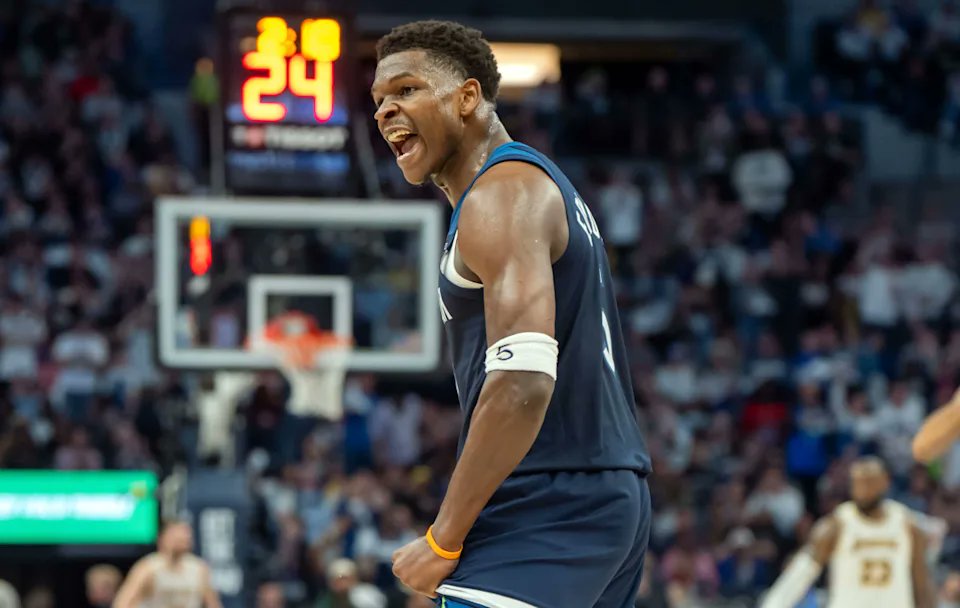Anthony Edwards no juega al básquet solo para ganar.

Juega para honrar a su madre.

A su abuela.

Y para recordarle al mundo que, pase lo que pase, la vida sigue siendo una fiesta.

La historia que hace de "Ant" mucho más que un showman 🧵👇