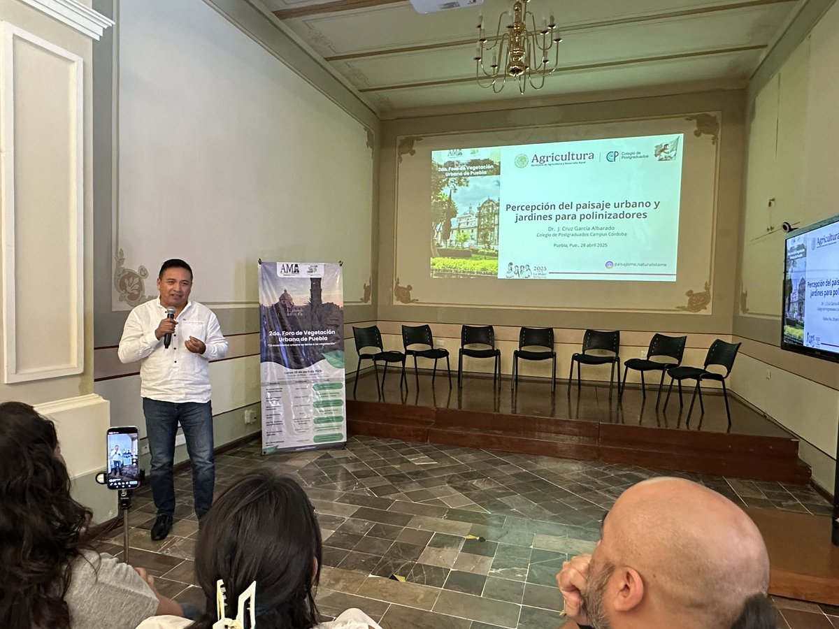 Nos dio mucho gusto hacer la entrega del distintivo #TreeCitiesoftheWorld (Ciudades Árbol del Mundo) al Municipio de Puebla. Que fortuna ver de cerca la cédula real de la Fundación de la Ciudad. Muchas gracias! Felicidades por el 2o Foro de Vegetación Urbana, de lo mejor!!