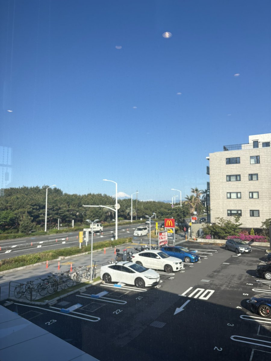 今日はLiveRun終了後、レッスンまでの間マックで作業！
今日は富士山が綺麗に見えてる⛰️
そして、朝活している人が多く6:30頃で1階は満席、6〜7割くらい席が埋まってた😳✨