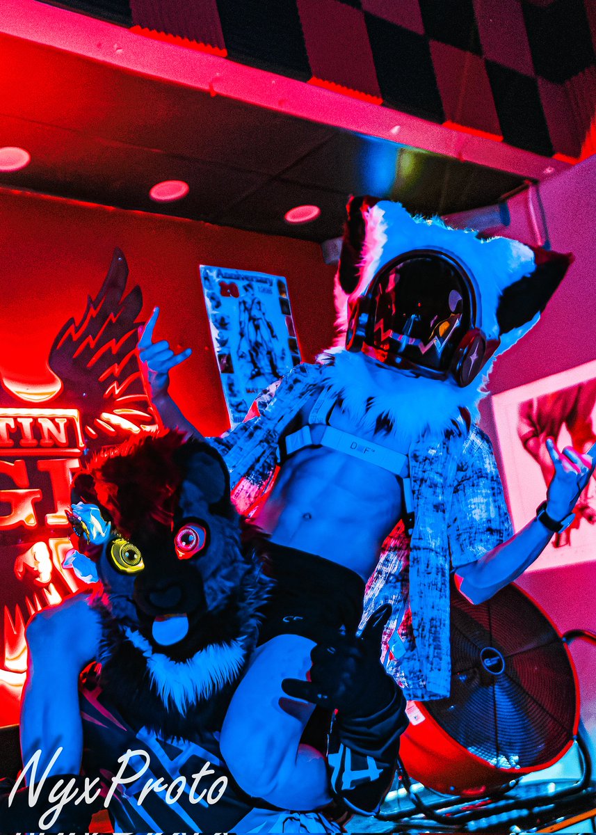 Gym bros on a Friday night.
🫂:<a href="/Lucas33130669/">pyrogulo</a> 

#fursuiter #fursuiting