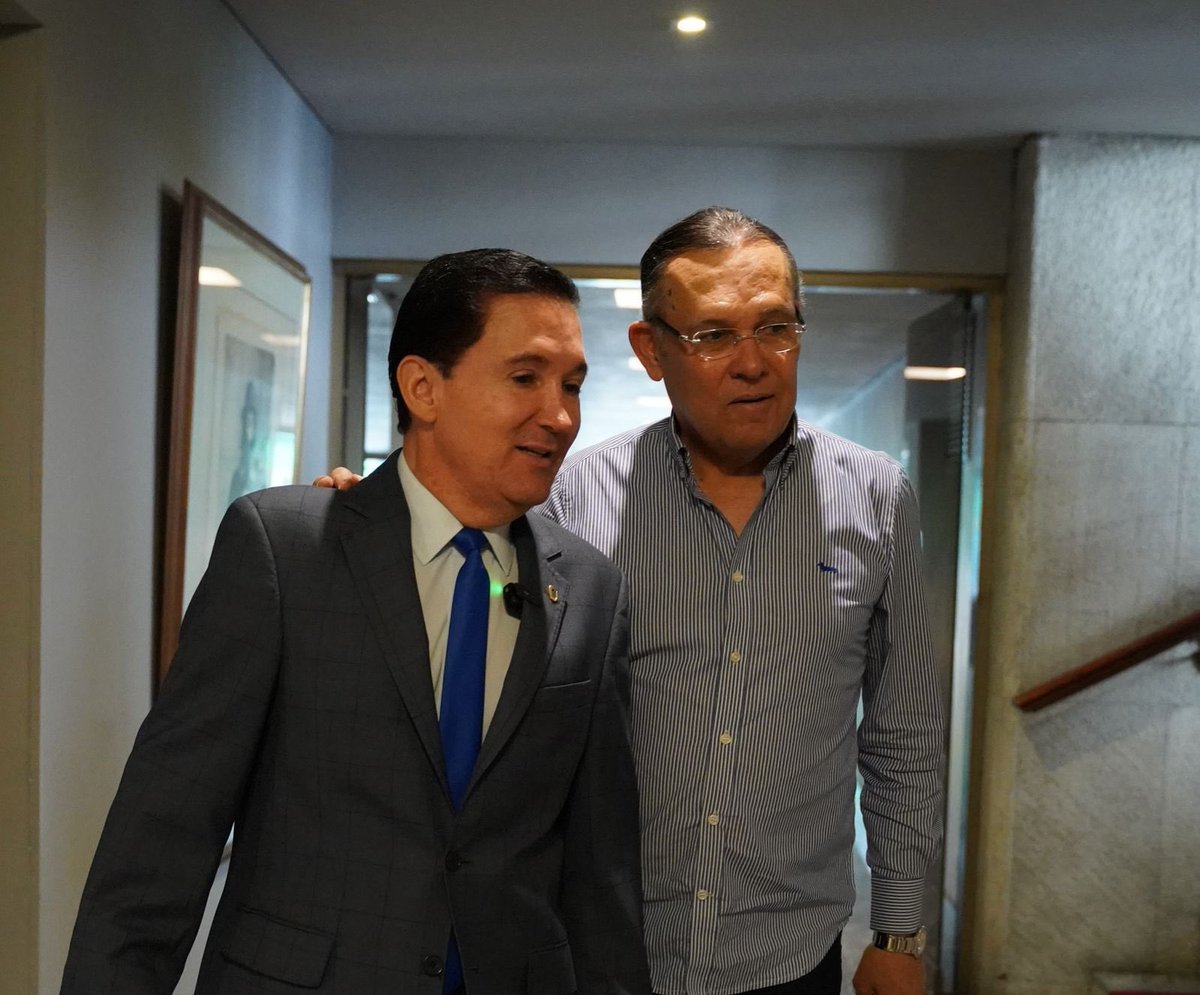 Mario Germán Fernández de Soto (@mariogermanfds) on Twitter photo Este gobierno deslegitima la democracia con insultos al presidente del Senado <a href="/EfrainCepeda/">Efrain Cepeda</a> quien dirige un cuerpo colegiado de representación directa del pueblo colombiano .
No más odio hacia la democracia señor presidente <a href="/petrogustavo/">Gustavo Petro</a>
Toda mi solidadirdad <a href="/EfrainCepeda/">Efrain Cepeda</a> Este gobierno deslegitima la democracia con insultos al presidente del Senado <a href="/EfrainCepeda/">Efrain Cepeda</a> quien dirige un cuerpo colegiado de representación directa del pueblo colombiano .
No más odio hacia la democracia señor presidente <a href="/petrogustavo/">Gustavo Petro</a>
Toda mi solidadirdad <a href="/EfrainCepeda/">Efrain Cepeda</a>