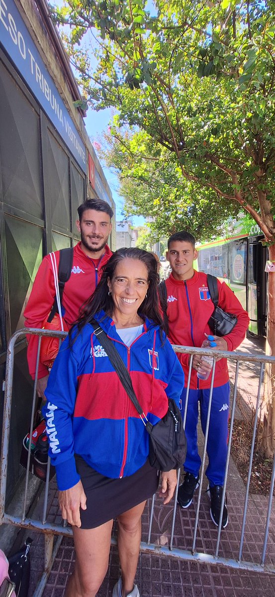 AliciaProvera's tweet photo. Antes del partido vs Newells me saqué esta foto.
La idea era solo con el arquero....pero bue! 🙄
La foto no la subí por temas a ser mufa...y perdimos con Newells, perdimos el siguiente partido y empatamos de local.
Hoy #Armoa es titular.
Y bueno...sacamos la foto a la luz 💙❤️💙 https://t.co/m1X326BGJ0