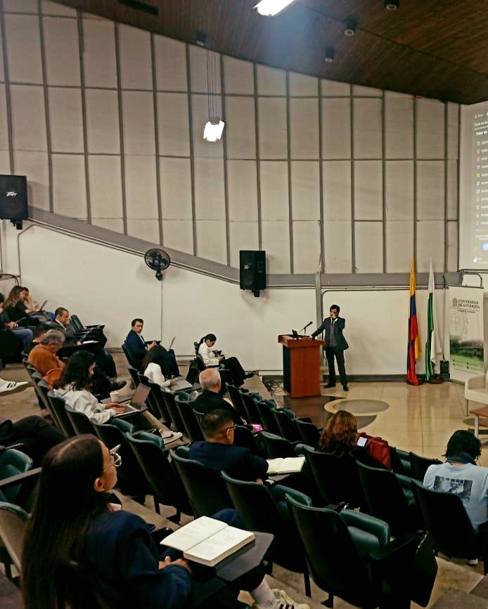 Hoy la jefe de la Oficina Asesora Jurídica: Gloria Cajavilca, estuvo exponiendo temas relacionados con Derecho de Autor e inteligencia artificial en las Jornadas sobre Derecho de Autor.

Un evento organizado por el semillero de Derecho Comercial de la Universidad de Antioquia.