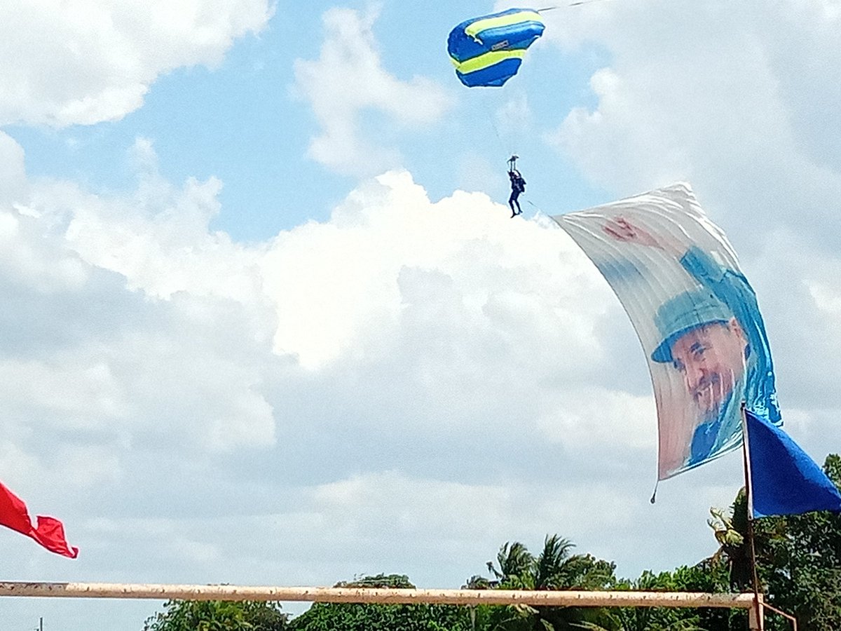 Un hermoso salto de paracaidismo encabezado por Fidel Antonio Castro Smirnov se realizó en la capital de #Mayabeque en saludo al #1Mayo la imágen de #FidelPorSiempre  y nuestra Bandera resplandecieron en nuestro cielo. #PorCubaJuntosCreamos  #CubaPorLaVida #JuntosPorMayabeque