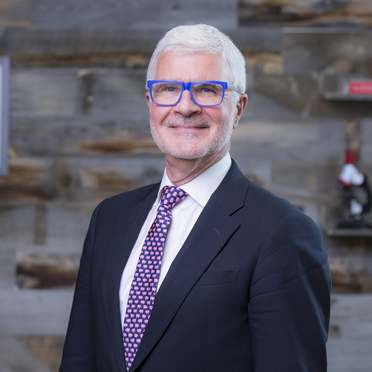 ES EL REY INDISCUTIDO DE LA SALUD INTESTINAL.

Y un verdadero dolor de cabeza para las farmacéuticas.

Te presento al Dr. Steven Gundry.

Ayudó a millones a dejar de vivir a punta de pastillas.

Estas son sus 6 mejores estrategias para arreglar tu intestino (y tu vida):

HILO🧵