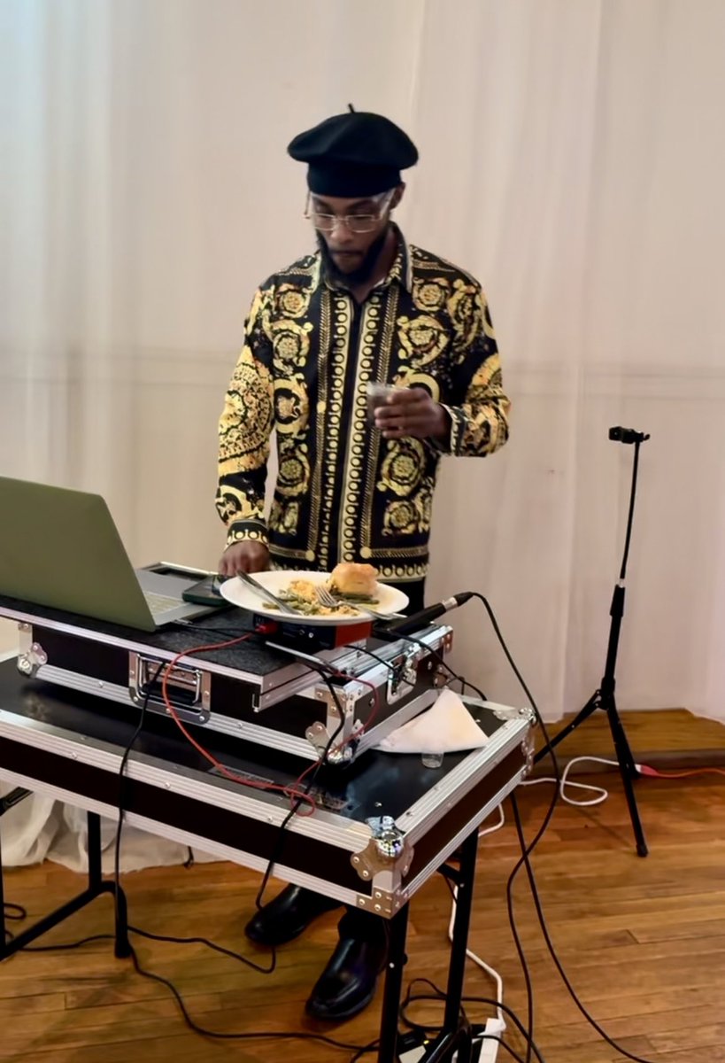 crayfoolin's tweet image. DJ'n &amp;amp; being a fat ass at the same time #multitasking