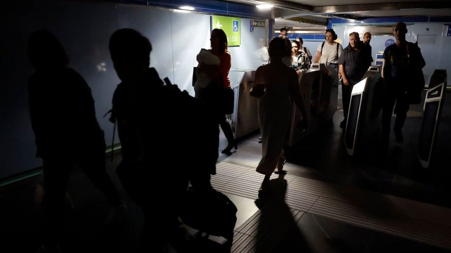 ActualidadRT's tweet photo. 🚨🇪🇸 Hoy Europa vivió un apagón el��ctrico masivo que paralizó trenes, afectó hospitales y dejó a millones sin energía.

¿Qué pasó exactamente?

🧵Aquí te explico todo lo que ocurrió este 28 de abril, paso a paso 👇 https://t.co/fxjbPS8U8R