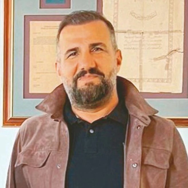 DHMİ eski başkanı Mehmet Cemil Acar'ın evinde 26 kg altın ve 2 milyon dolar çıkıyor; eşine gönderdiği hediyenin fiyatı ise 139.000 dolar. Altı üstü bir daire başkanının götürdükleri. Varın siz düşünün, 23 yıldır RTE ve AKP'nin içinde olan vekillerin, bakanların, iş adamlarının,