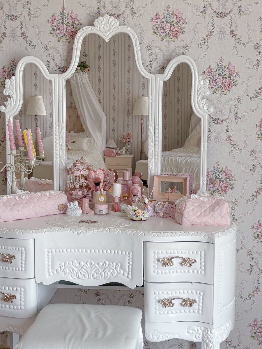 b24yx's tweet photo. 🎀🧸🦢🕯️🏹🩰 https://t.co/gRtHx4oYZG