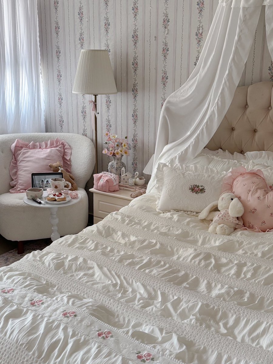b24yx's tweet photo. 🎀🧸🦢🕯️🏹🩰 https://t.co/gRtHx4oYZG