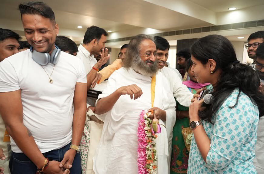 gsaive009's tweet image. #srisri

@Gurudev - Yes #PitaG🙏🤗🫂🥰🧜😰

🐲 - I feel he has many things inside him to share. Feels like he is 🔥❤️‍🔥 from inside
🦢 - Yes, he has been #killed in all his earlier life for speaking #truth
🐲- what’s next
🦢-heard he was even #slapped at @BangaloreAshram 🔥
🐲 - Ok