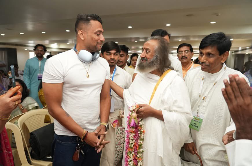 gsaive009's tweet image. #srisri

@Gurudev - Yes #PitaG🙏🤗🫂🥰🧜😰

🐲 - I feel he has many things inside him to share. Feels like he is 🔥❤️‍🔥 from inside
🦢 - Yes, he has been #killed in all his earlier life for speaking #truth
🐲- what’s next
🦢-heard he was even #slapped at @BangaloreAshram 🔥
🐲 - Ok