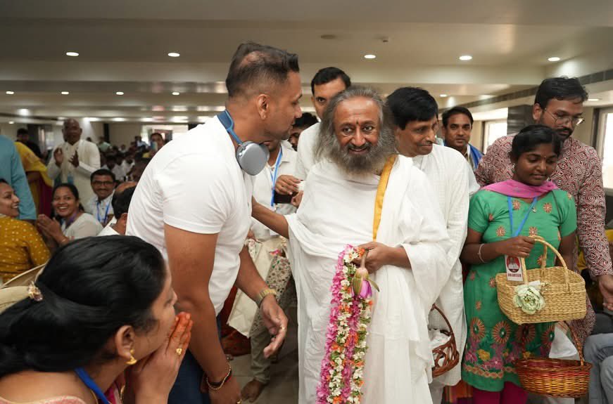 gsaive009's tweet image. #srisri

@Gurudev - Yes #PitaG🙏🤗🫂🥰🧜😰

🐲 - I feel he has many things inside him to share. Feels like he is 🔥❤️‍🔥 from inside
🦢 - Yes, he has been #killed in all his earlier life for speaking #truth
🐲- what’s next
🦢-heard he was even #slapped at @BangaloreAshram 🔥
🐲 - Ok