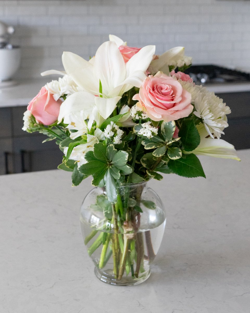 FlowersSend's tweet image. ver received flowers out of nowhere? If not, it’s time to change that. Send some unexpected joy today 🌸✨

#UnexpectedHappiness #JustBecause #SmallActsBigImpact #SendFlowers