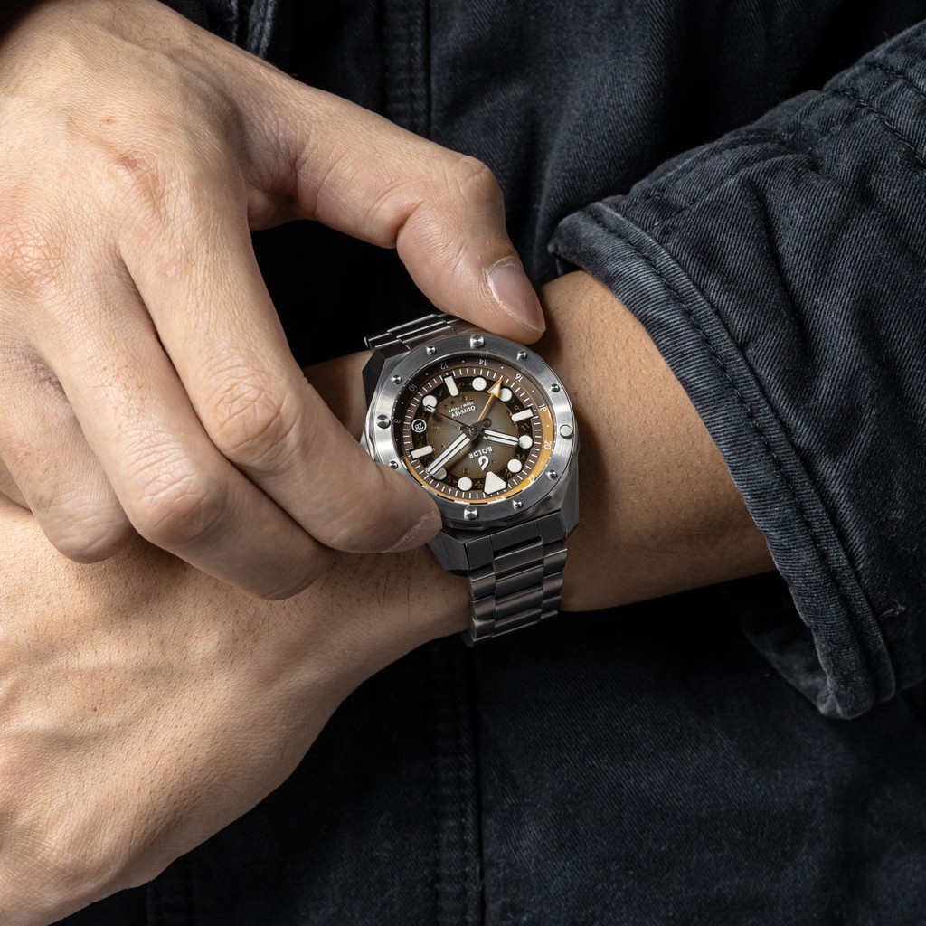 boldrsupplyco's tweet photo. Made for slow mornings and long journeys.
Titanium+ build. 300m water resistance. GMT movement.
Odyssey Amber — steady, like the horizon.

https://t.co/i5x7QXh9gY https://t.co/4biaRpY1yz