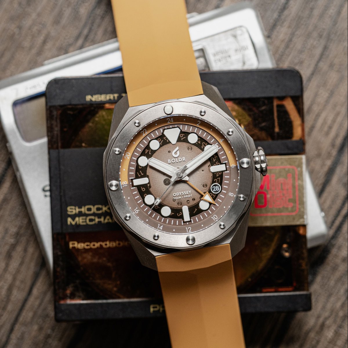 Made for slow mornings and long journeys.
Titanium+ build. 300m water resistance. GMT movement.
Odyssey Amber — steady, like the horizon.

l8r.it/UlO5