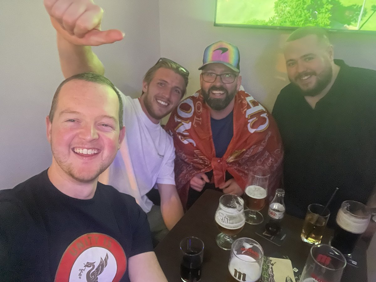 Niall416's tweet photo. Champions 🔴🔴🔴🙌🍻 https://t.co/UA0cPXBUSH