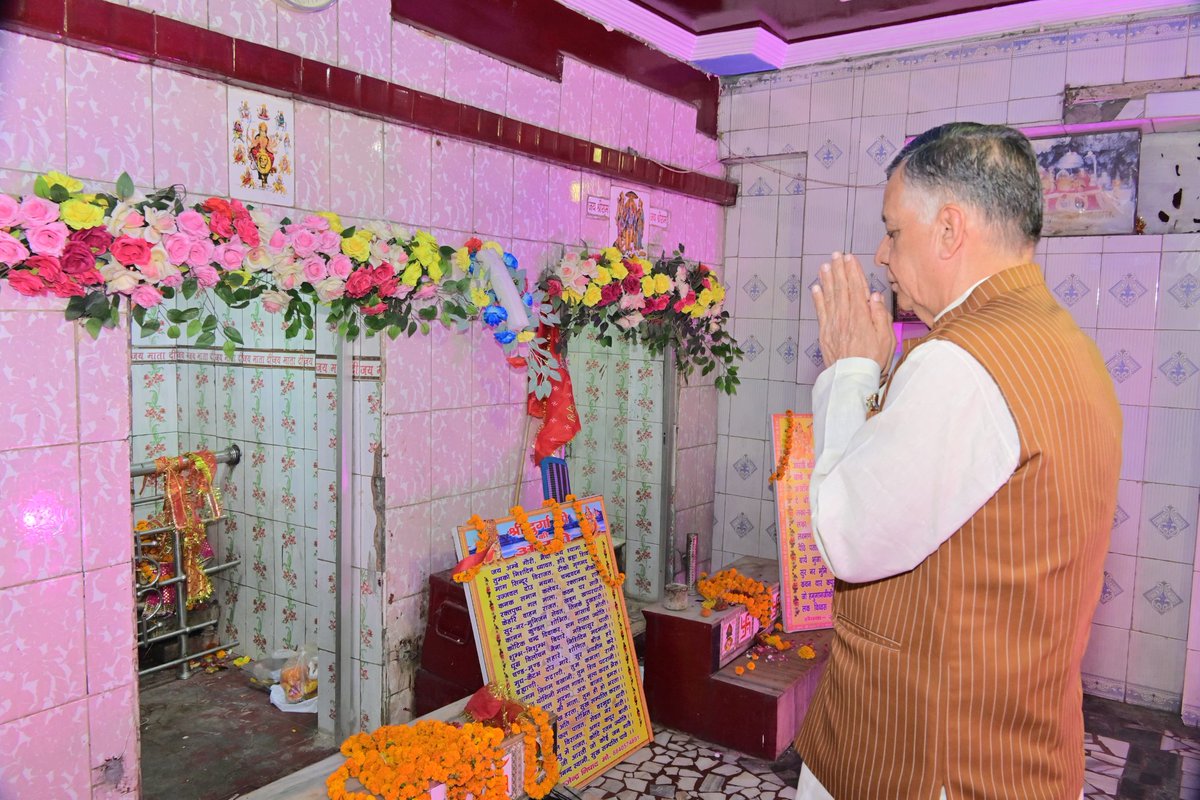 Satishmahanaup's tweet photo. आज कानपुर के लालबंगला स्थित मां फूलमती जन सेवा समिति द्वारा आयोजित मां फूलमती देवी जी के 80वें वार्षिक उत्सव एवं मेले में सम्मिलित हुआ।
माता रानी के दर्शन कर आशीर्वाद प्राप्त किया तथा लोकमंगल की कामना की।
#MaaPhoolmatiDevi🙏
#Kanpur #UttarPradesh https://t.co/3vmJbsE4Mn