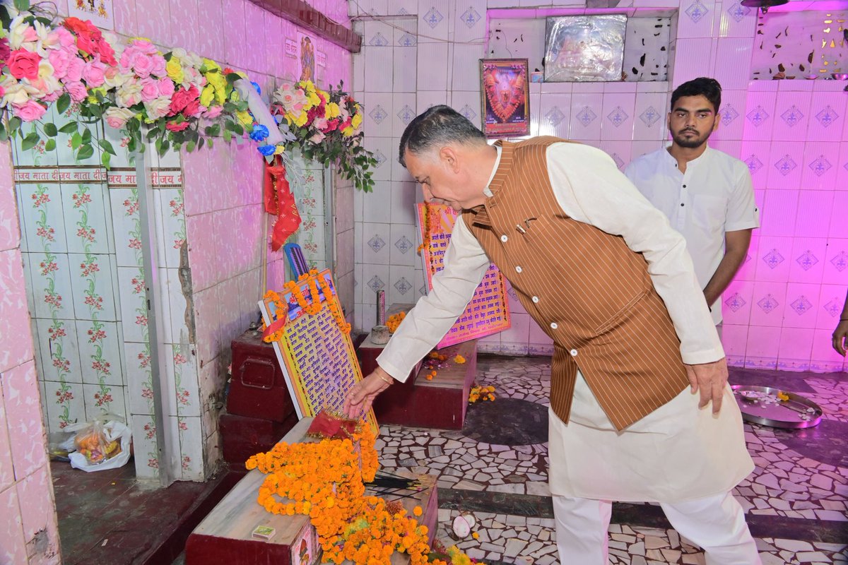 Satishmahanaup's tweet photo. आज कानपुर के लालबंगला स्थित मां फूलमती जन सेवा समिति द्वारा आयोजित मां फूलमती देवी जी के 80वें वार्षिक उत्सव एवं मेले में सम्मिलित हुआ।
माता रानी के दर्शन कर आशीर्वाद प्राप्त किया तथा लोकमंगल की कामना की।
#MaaPhoolmatiDevi🙏
#Kanpur #UttarPradesh https://t.co/3vmJbsE4Mn