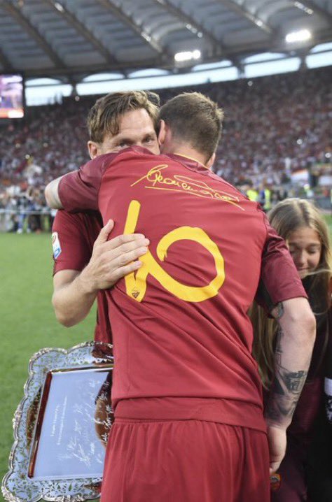 kng_totti's tweet photo. كما وعدتكم بمناسبة فوز روما 🐺♥️
🚨 هدية بسيطة لكم 🚨

سحب على تيشيرت  روما التاريخي 
في ليلة اعتزال توتي موقع من اللاعب 

الشروط تابعني @kng_totti + رتويت للتغريدة ✅
 للأسف الشحن فقط داخل السعودية 
السحب من الرتويت 
اعلان الفائزين خلال 72 ساعة 
كل شيء موثق بالتوفيق للجميع 🤍 https://t.co/6fameI5XF8