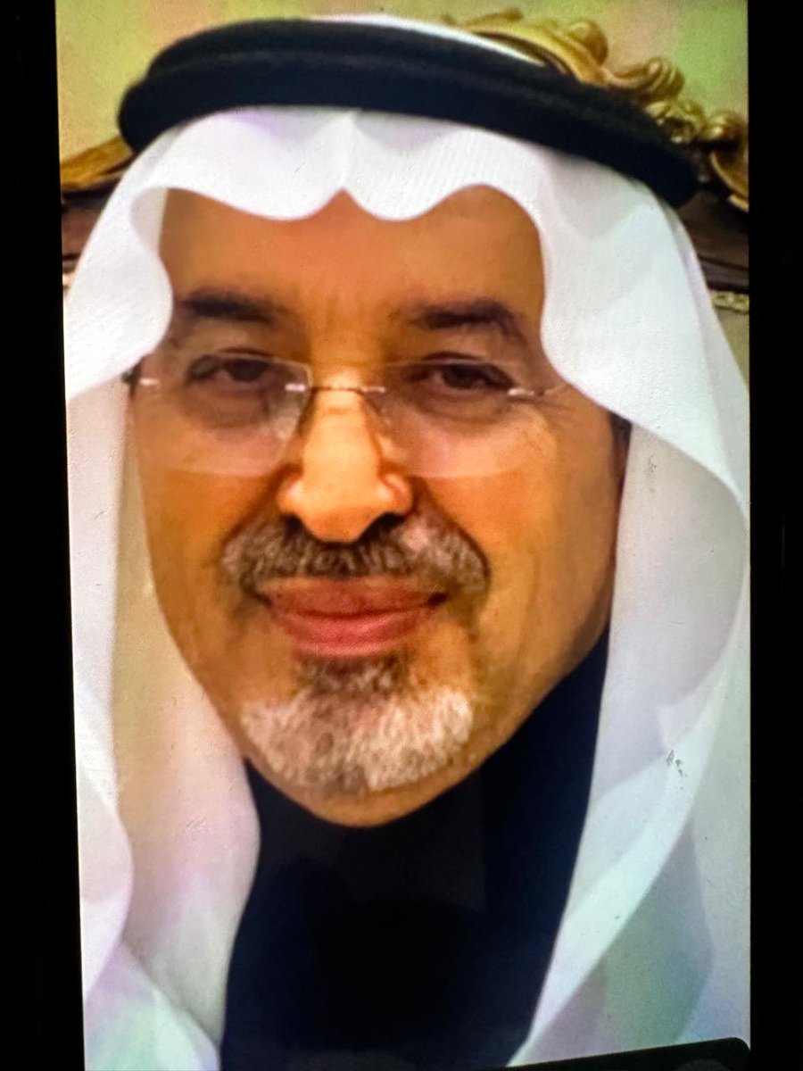 AJali_2030's tweet photo. هل تعرف قصة شجرة الجاكرندا مع مدينة ابها؟

الجاكرندا جزء هام من هوية جوهرة السياحة السعودية ابها ووجودها اليوم مثال على ابداع موظف القطاع البلدي. اصبحت اليوم رمزاً لانطلاق موسم السياحة في عسير حيث يحرص الكثير من سكان المنطقة والسياح على تواجدهم اثناء فترة التزهير بداية من شهر أبريل من كل عام لتستمر مابين ٤ إلى ٨ أسابيع.
 
كانت البداية في عام ١٩٨٣م حين لاحظ المهندس عبدالرحمن القحطاني (مدير عام الشؤون البلدية والقروية في منطقة عسير سابقاً) جمال هذه الشجرة حين اقترحها عليه مهندس لبناني يعمل في البلدية انذاك فحرص على جلبها من لبنان واستزراعها في ابها. ثم بعد ذلك واثناء فترة رئاسة المهندس محمد الشهري لبلدية أبها تم تكثيف زراعتها وبالتحديد على جنبات شارع الفن لتصبح هوية للشارع منذ العام ٢٠٠٤م

نعمل في الأمانه اليوم على تكثيف زراعة هذه الشجرة انطلاقا من مبادرة السعودية الخضراء التي أطلقها سمو سيدي ولي العهد حفظه الله عام ٢٠٢١م وجزء هام من دليل الامانة الزراعي الذي وجه به ويتابعه سمو الامير تركي بن طلال.

نستذكر الكثير من امثلة الابداع في القطاع البلدي وندرك وزملائنا ان تمكين الذائقة والابداع البلدي احد اسس النجاح. كما نستذكر ماقدمه زملاؤنا الذين سبقونا من مشاريع وبرامج ناجحة خدمت المنطقة واهلها ونكن لهم عظيم الامتنان.