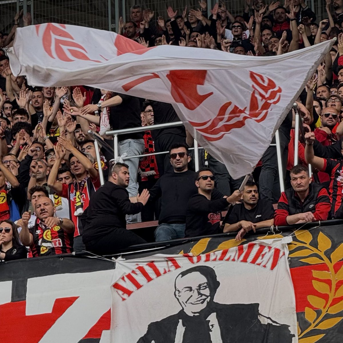 Bu sevda kutsaldır tribünlerde… 

#Eskişehirspor ⚡️