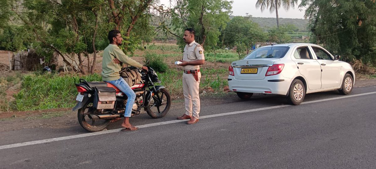 ಇಂದು ಜಿಲ್ಲಾದ್ಯoತ ದ್ವಿ-ಚಕ್ರ ವಾಹನ ಸವಾರರಿಗೆ ಕಡ್ಡಾಯವಾಗಿ ಹೆಲ್ಮೆಟ್ ಧರಿಸುವಂತೆ ಜಾಗೃತಿ ಮೂಡಿಸಲಾಯಿತು ಹಾಗೂ ಸಂಚಾರಿ ನಿಯಮಗಳನ್ನು ಉಲ್ಲಂಘಿಸಿದವರಿಗೆ ದಂಡ ವಿಧಿಸಲಾಯಿತು.
<a href="/IgpBelagavi/">IGP Northern Range Belagavi</a> 
<a href="/DgpKarnataka/">DGP KARNATAKA</a> 
<a href="/KarnatakaCops/">ಕರ್ನಾಟಕ ರಾಜ್ಯ ಪೊಲೀಸ್ Karnataka State Police</a>