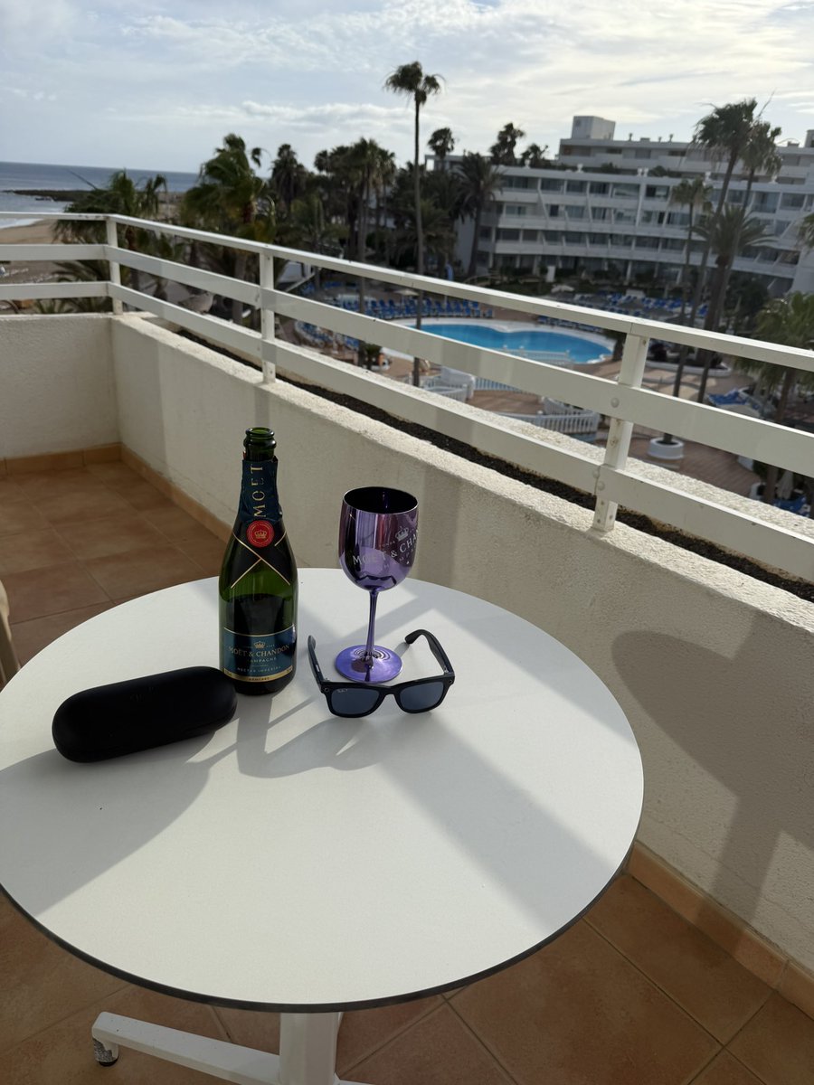 ShineBrightJill's tweet image. #MoëtMonday continues on the balcony! ☀️🌴🥂🍾🎶👙🦜🌊🏩😎 #LivingTheDream 😉 You’ve got to love a #MoëtMoment lol… 🥳