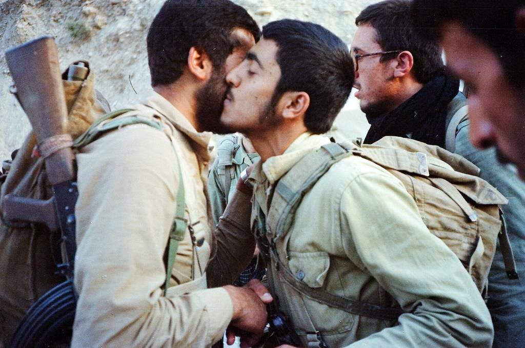 MeshkatShohada's tweet image. "نگذارید که نور گرم و آرامشبخش آفتاب انقلاب خاموش گردد. اگر این خورشید امید غروب کند، تمام شعلههای امید ملل زیر ستم ابرقدرتها نیز خاموش خواهند شد. آنان پشتشان به گرمای این آفتاب گرم است."
شهید حبیب غنیپور