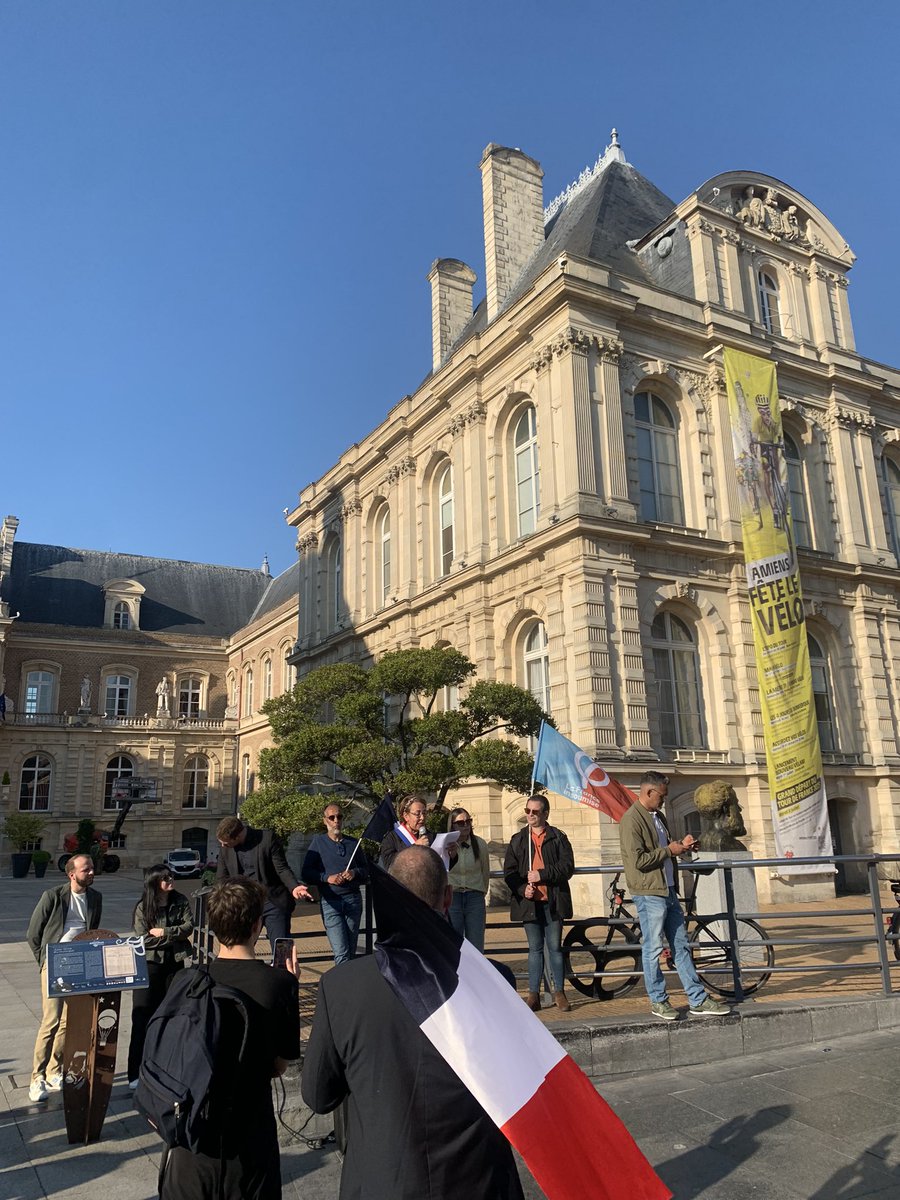 Beau rassemblement à Amiens avec des prises de paroles touchantes de <a href="/ZahiaHamdane/">Zahia Hamdane</a> et des camarades de l’<a href="/AmiensUnef/">UNEF Amiens Picardie</a> :