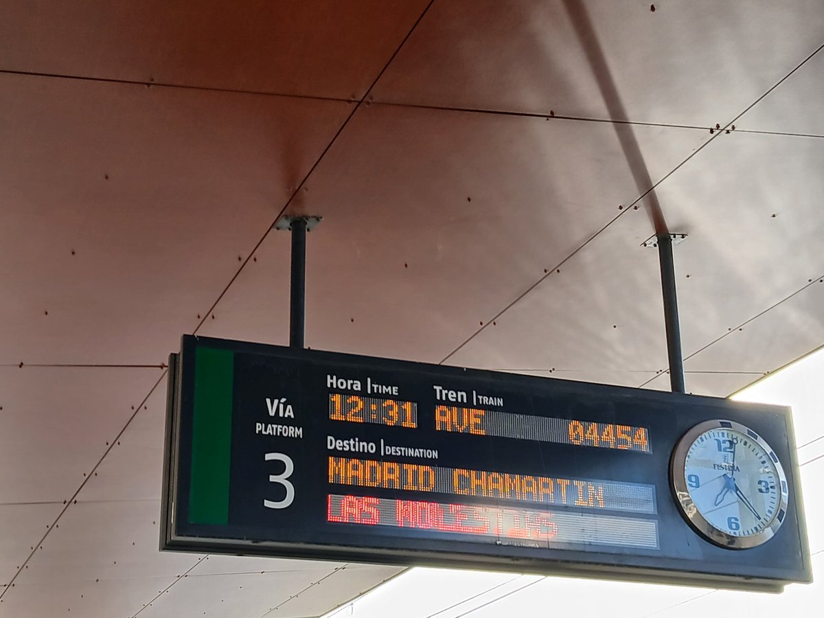 Tras ocho horas,  aquí, a la estación de Zamora, no ha venido nadie. Personas discapacitadas, niños, viajeros con conexiones aéreas, y no hay un plan B-C-F... 
<a href="/Renfe/">Renfe</a>